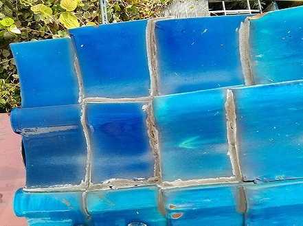 加古川市にて一部補修跡のある瓦屋根